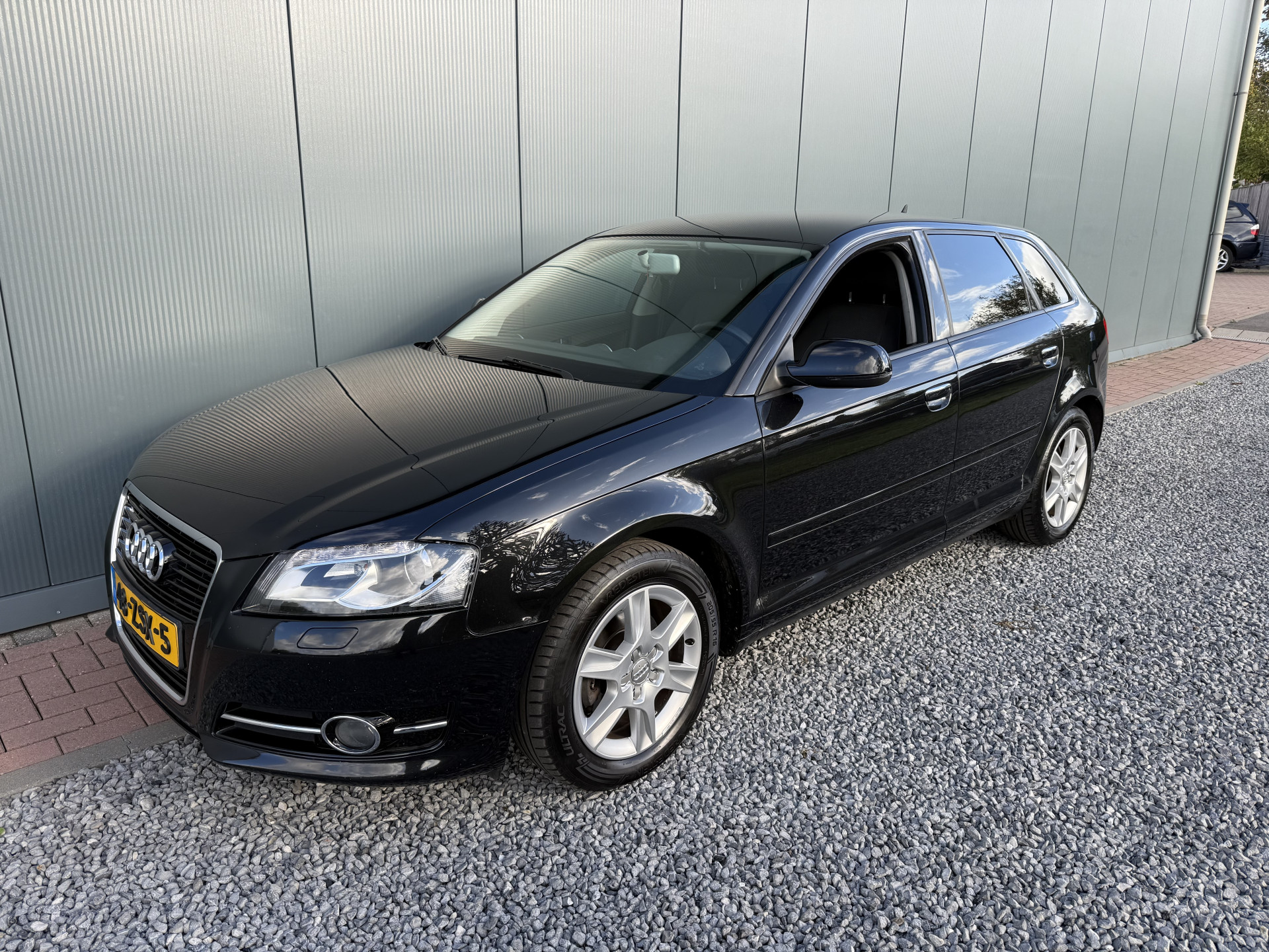48629224-2.jpg