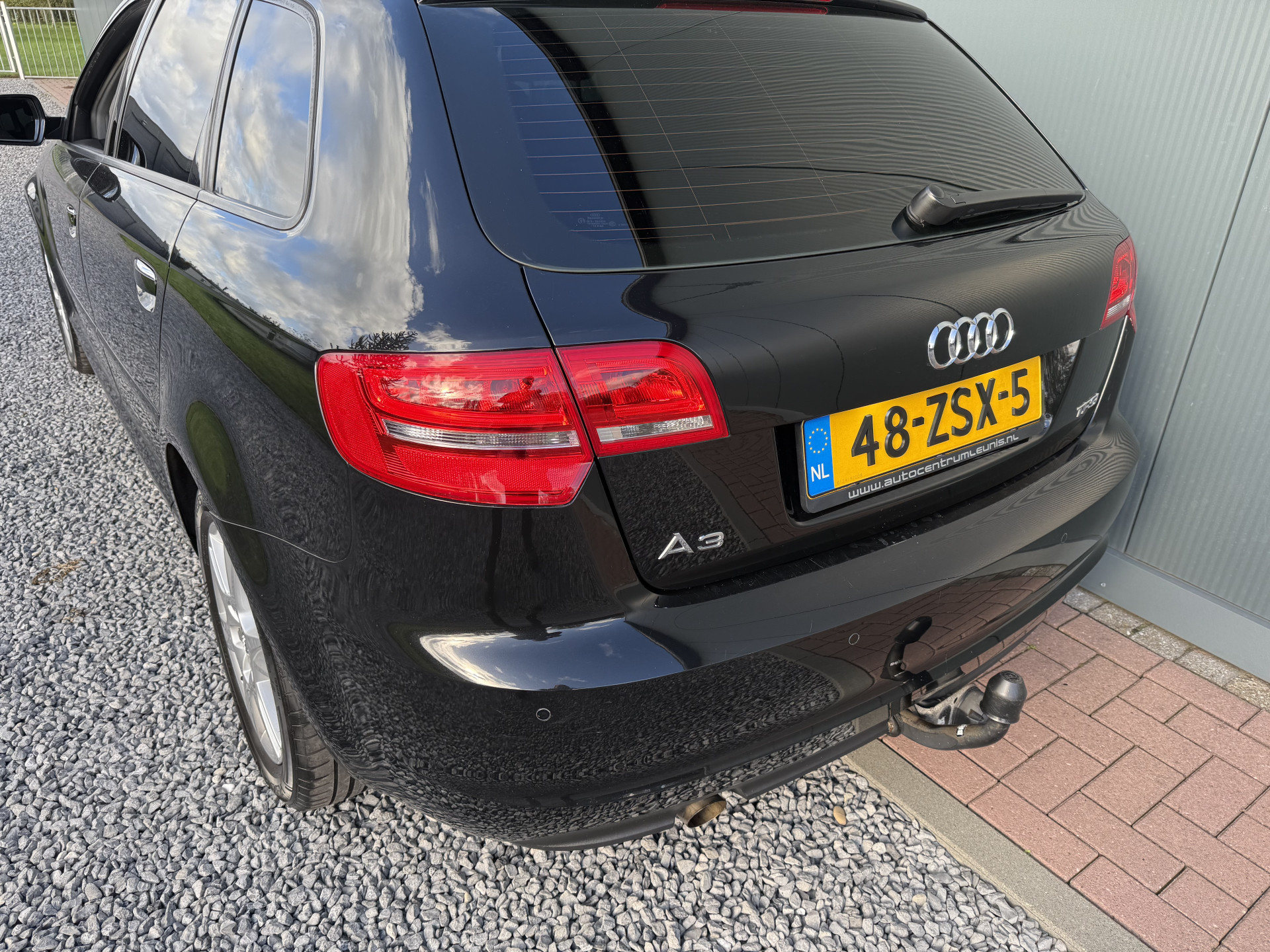 48629224-6.jpg